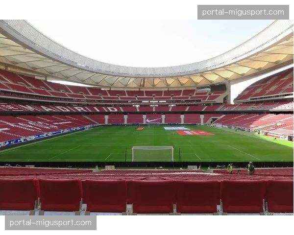 万达大都会球场测试新照明系统，旨在减少球员长传转移时的视觉误差