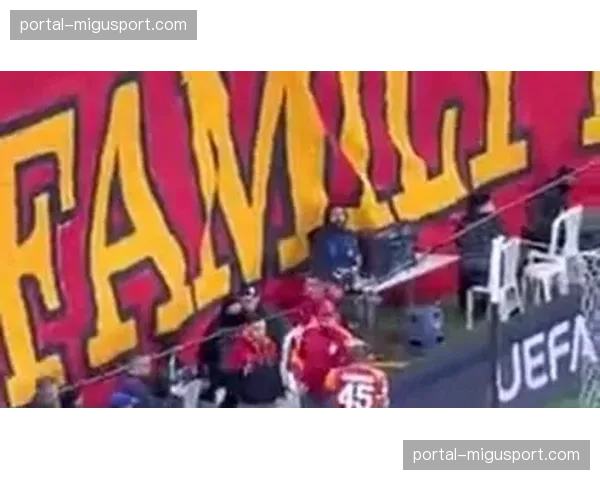 多特蒙德球迷在南看台打出巨型TIFO致敬即将离队的罗伊斯