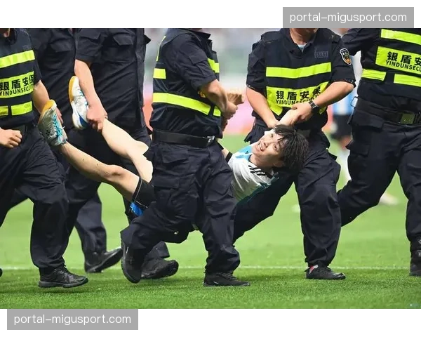 德国足协就此前球迷冲入球场事件对科隆俱乐部处以罚款